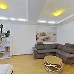 2br With Garage Parking, Walking To Centre And Stadiums Apartamento