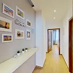 2br With Garage Parking, Walking To Centre And Stadiums Apartamento