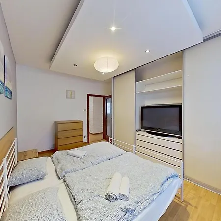 2br With Garage Parking, Walking To Centre And Stadiums * Братислава