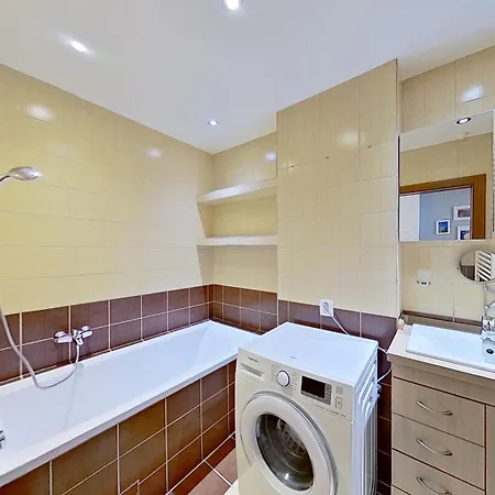 2br With Free Garage Parking, Close To The Historic Centre *