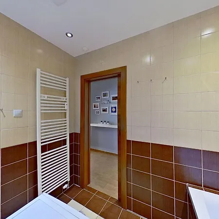2br With Free Garage Parking, Close To The Historic Centre Apartment Bratislava