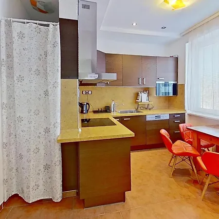 2br With Garage Parking, Walking To Centre And Stadiums Братислава