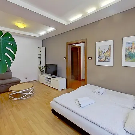2br With Free Garage Parking, Close To The Historic Centre