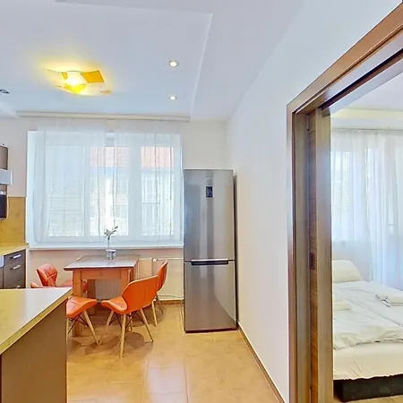 2br With Garage Parking, Walking To Centre And Stadiums Братислава