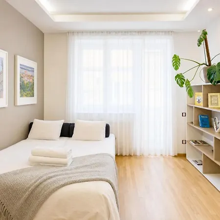 דירה 2br With Garage Parking, Walking To Centre And Stadiums ברטיסלאבה