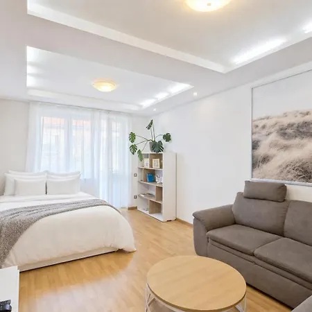 2br With Garage Parking, Walking To Centre And Stadiums דירה