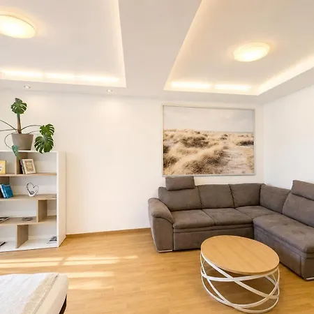 דירה 2br With Garage Parking, Walking To Centre And Stadiums