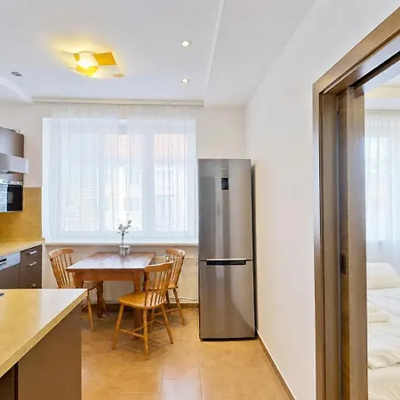 2br With Garage Parking, Walking To Centre And Stadiums דירה *