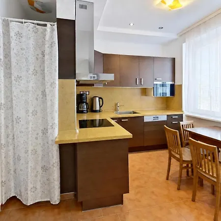 דירה 2br With Garage Parking, Walking To Centre And Stadiums *
