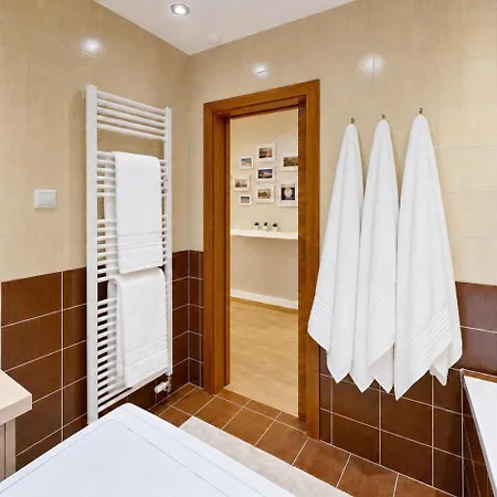דירה 2br With Garage Parking, Walking To Centre And Stadiums *