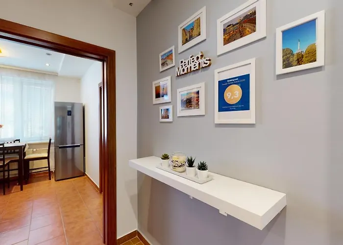 2br With Garage Parking, Walking To Centre And Stadiums *