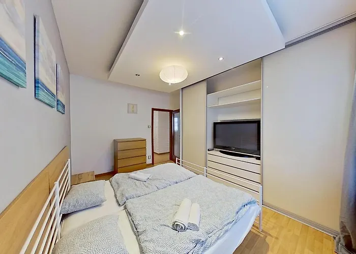 2br With Garage Parking, Walking To Centre And Stadiums * 布拉迪斯拉发