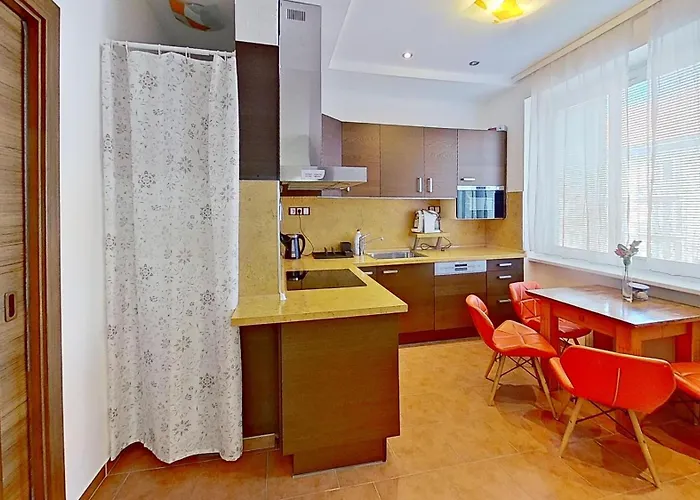 2br With Garage Parking, Walking To Centre And Stadiums Братислава