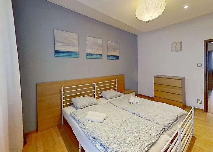 2br With Garage Parking, Walking To Centre And Stadiums *