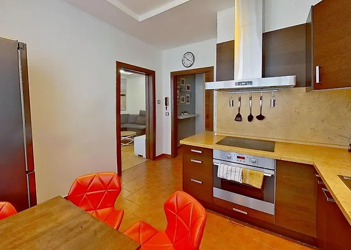 2br With Garage Parking, Walking To Centre And Stadiums * 布拉迪斯拉发