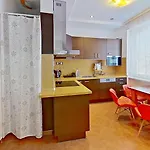 2br With Garage Parking, Walking To Centre And Stadiums براتسيلافا