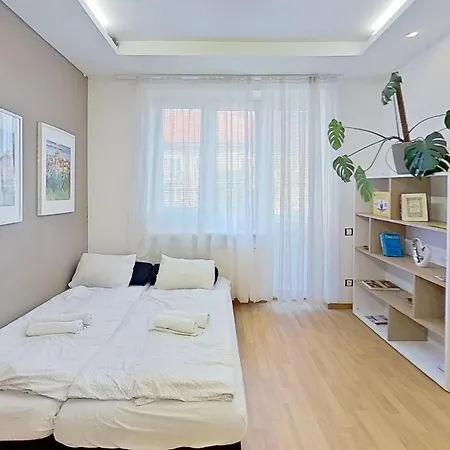 2br With Garage Parking, Walking To Centre And Stadiums *