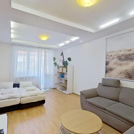 2br With Garage Parking, Walking To Centre And Stadiums شقة *