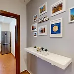 2br With Garage Parking, Walking To Centre And Stadiums *