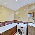 2br With Garage Parking, Walking To Centre And Stadiums *