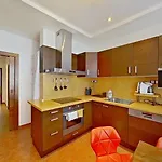 Apartment 2br With Garage Parking, Walking To Centre And Stadiums *