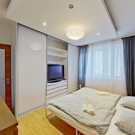 2br With Garage Parking, Walking To Centre And Stadiums Apartamento Bratislava