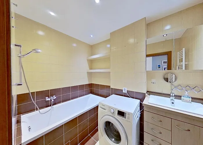 2br With Garage Parking, Walking To Centre And Stadiums *