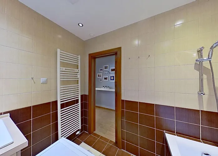 2br With Garage Parking, Walking To Centre And Stadiums Apartamento Bratislava